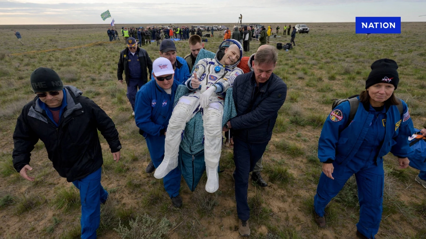 นักบินอวกาศอเมริกันอายุมากที่สุด กลับถึงโลกในวันเกิด 70 ปี