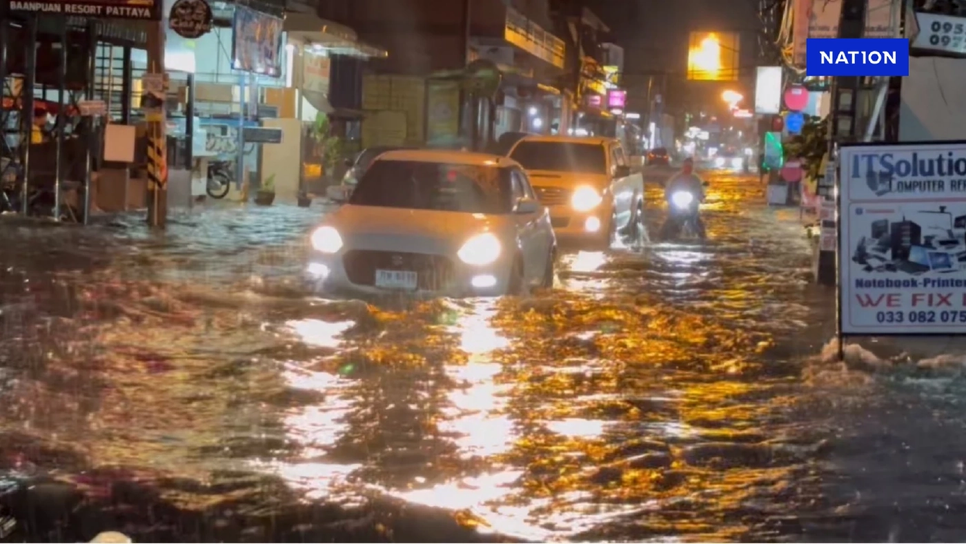 “พัทยา” ฝนตกหนักรับอรุณ หลายจุดน้ำท่วมสูง รถเก๋งเสียหายจำนวนมาก