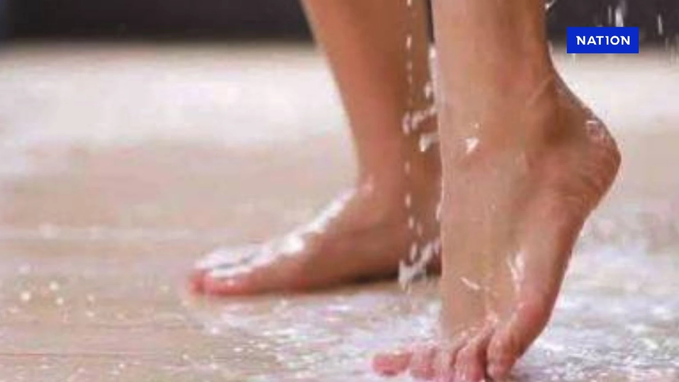 แพทย์เตือน! สาวๆ ไม่ควรยืนฉี่ในห้องอาบน้ำอาจ "เสี่ยงไตวาย" ได้ แพทย์เตือน! สาวๆ ไม่ควรยืนฉี่ในห้องอาบน้ำอาจ "เสี่ยงไตวาย" ได้