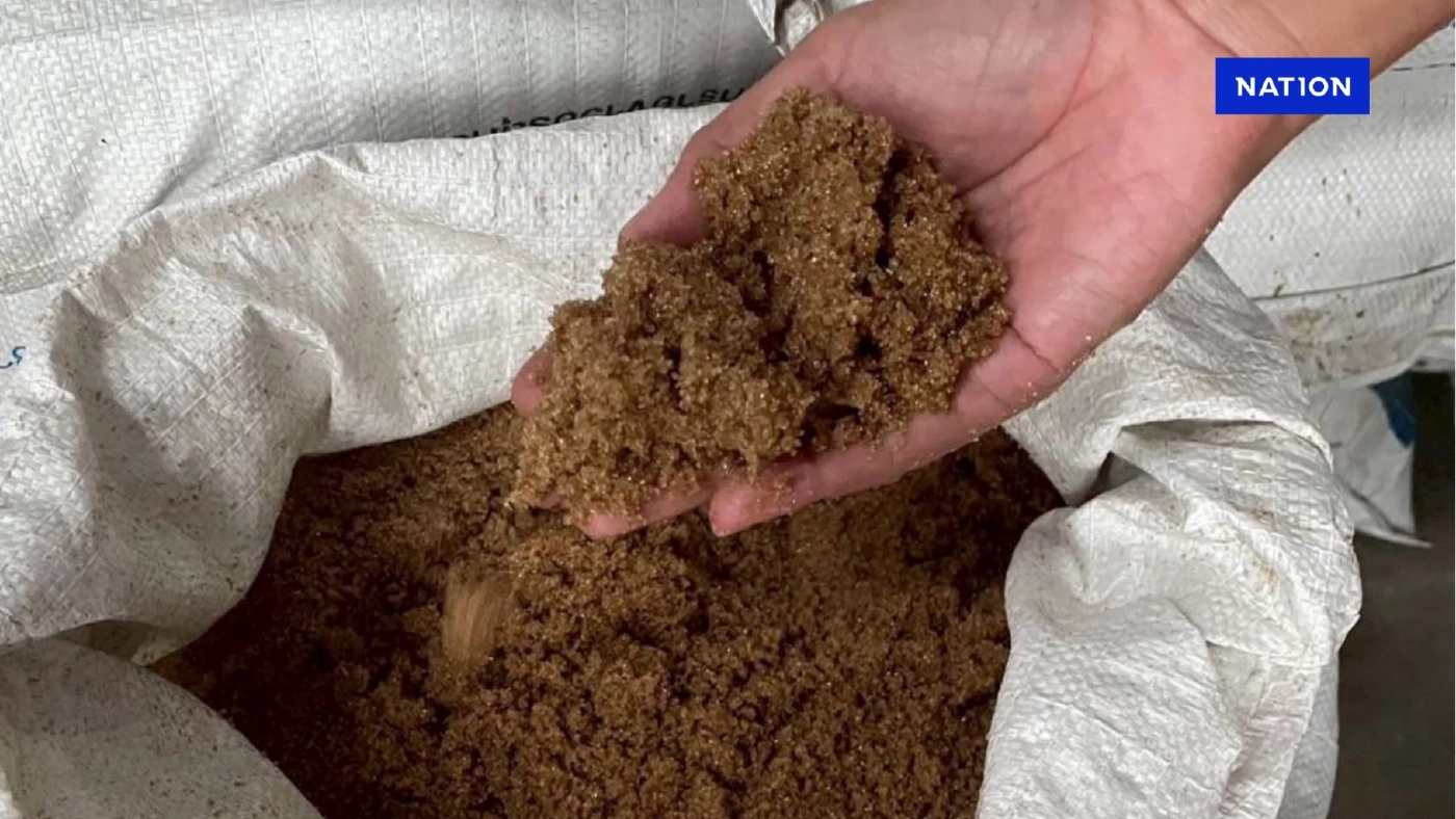 ปคบ. ทลายแหล่งผลิตน้ำตาลทรายปลอม ยี่ห้อดัง ยึดของกลางกว่า 4 ตัน