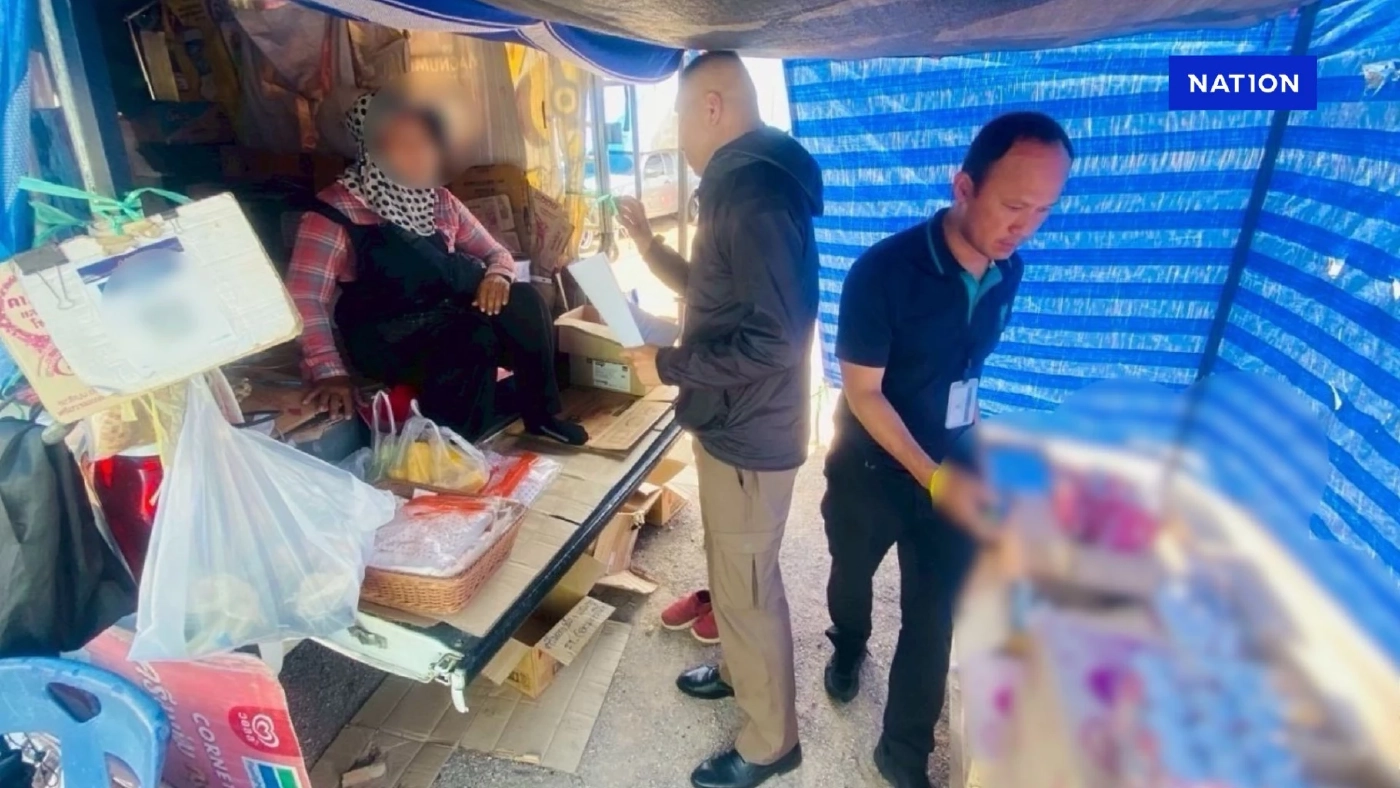 ขมคอ! จับแม่ค้าตลาดนัด เก็บสินค้าหมดอายุกองขยะ วางขายนับพันชิ้น ขมคอ! จับแม่ค้าตลาดนัด เก็บสินค้าหมดอายุกองขยะ วางขายนับพันชิ้น