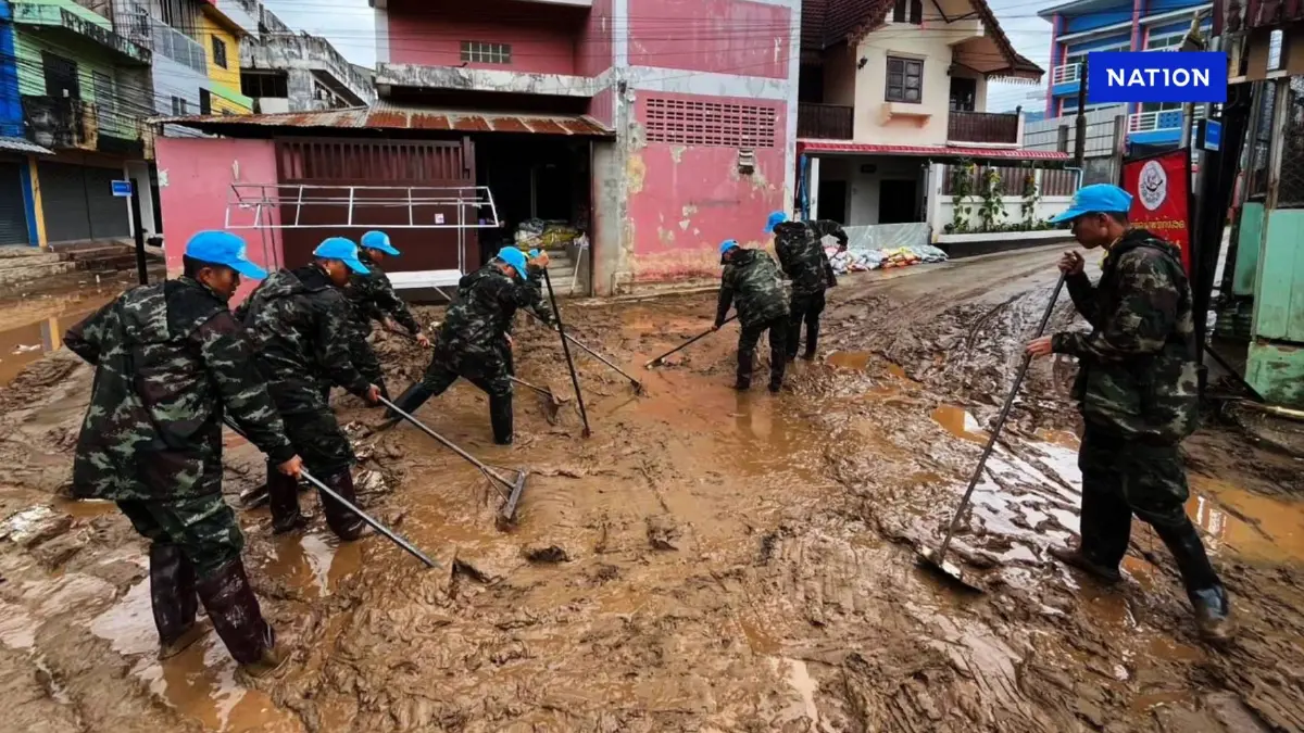 "กองทัพบก" ส่งกำลังพล ช่วยล้าง-ดันโคลนออกจากถนน และบ้านชาวแม่สาย "กองทัพบก" ส่งกำลังพล ช่วยล้าง-ดันโคลนออกจากถนน และบ้านชาวแม่สาย