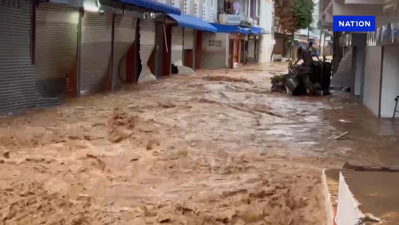 แม่สายอ่วม! ฝนถล่มน้ำสายทะลักท่วมชุมชน ชาวบ้านขนของหนีกลางดึก