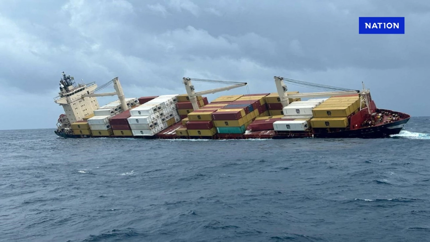 เรือสินค้าล่มนอกชายฝั่งอินเดีย น้ำมันรั่วไหล ตู้คอนเทนเนอร์ลอยเกลื่อน เรือสินค้าล่มนอกชายฝั่งอินเดีย น้ำมันรั่วไหล ตู้คอนเทนเนอร์ลอยเกลื่อน