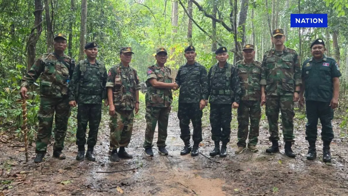 เปิดภาพนายพล ไทย – กัมพูชา จับมือหลังบรรลุข้อตกลง กัมพูชายอมถอย เปิดภาพนายพล ไทย – กัมพูชา จับมือหลังบรรลุข้อตกลง กัมพูชายอมถอย
