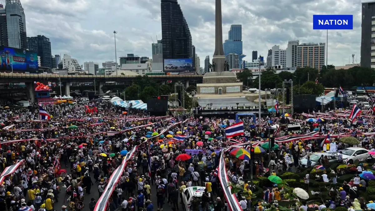 "ม็อบ" กางธงชาติแสดงออกเชิงสัญลักษณ์ปกป้องอธิปไตย