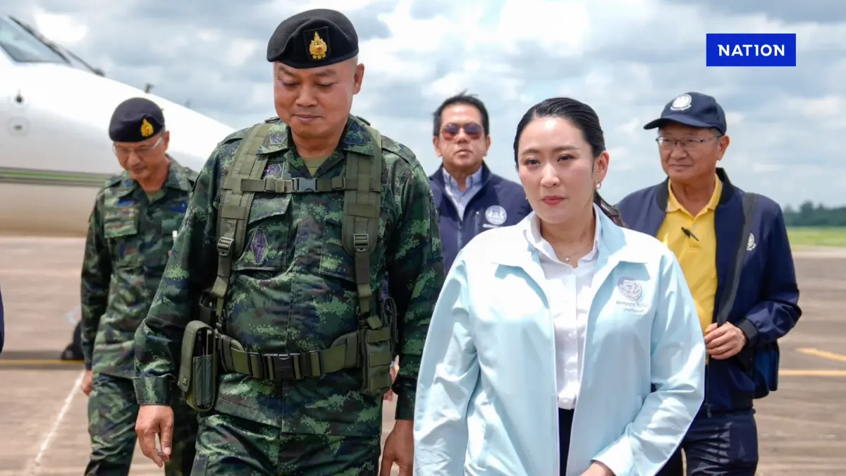 นายกฯ ชวน มทภ.2 รับดอกไม้ชาวบ้าน อารมณ์ดี ขำไมค์สื่อกระแทกศีรษะ นายกฯ ชวน มทภ.2 รับดอกไม้ชาวบ้าน อารมณ์ดี ขำไมค์สื่อกระแทกศีรษะ