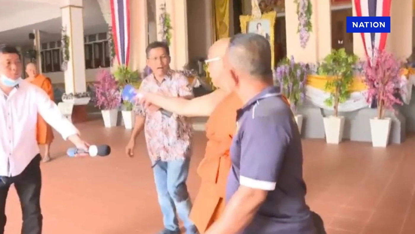 เปิดช็อตนักข่าวถูกปัดไมค์ ขณะสัมภาษณ์เจ้าอาวาสวัดกัลยาณมิตร