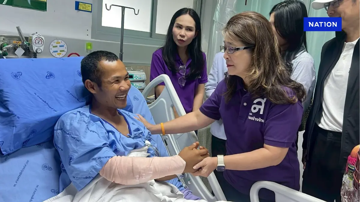 คุณหญิงสุดารัตน์ นำทีมไทยสร้างไทย เยี่ยมให้กำลังใจทหารบาดเจ็บ คุณหญิงสุดารัตน์ นำทีมไทยสร้างไทย เยี่ยมให้กำลังใจทหารบาดเจ็บ