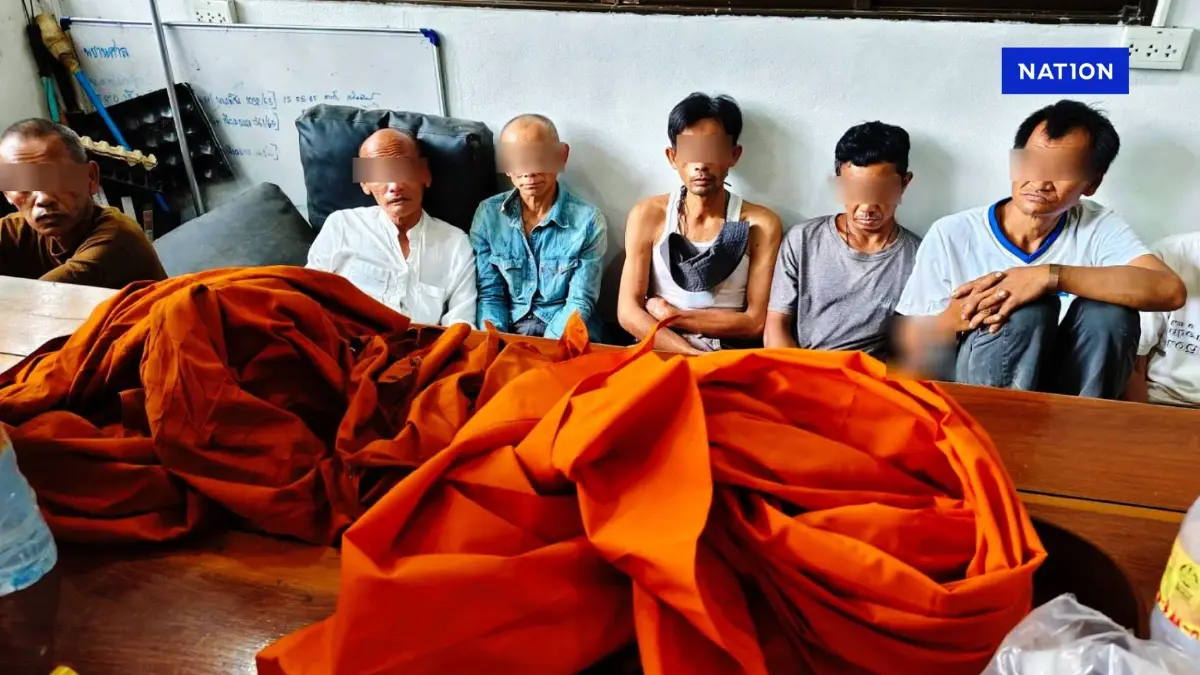 ตำรวจกบินทร์บุรี จับ 3 พระ 7 ฆราวาส ใช้วัดเป็นแหล่งมั่วสุม เสพยาเสพติด คาจีวร ตำรวจกบินทร์บุรี จับ 3 พระ 7 ฆราวาส ใช้วัดเป็นแหล่งมั่วสุม เสพยาเสพติด คาจีวร