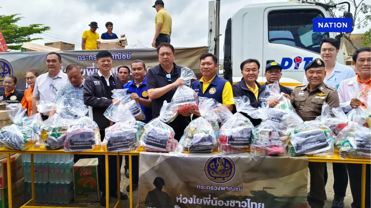 รมช.พาณิชย์ เยี่ยมให้กำลังใจผู้อพยพ มอบสิ่งของอุปโภค บริโภค รมช.พาณิชย์ เยี่ยมให้กำลังใจผู้อพยพ มอบสิ่งของอุปโภค บริโภค