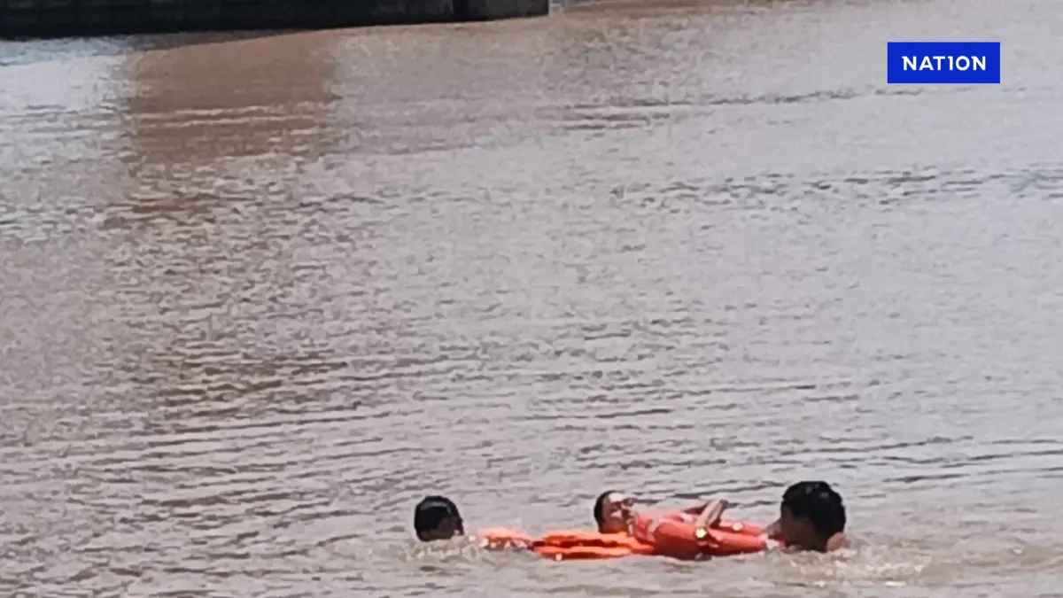 พนักงานเรือฮีโร่! โดดน้ำช่วยสาวหวิดจมแม่น้ำเจ้าพระยา