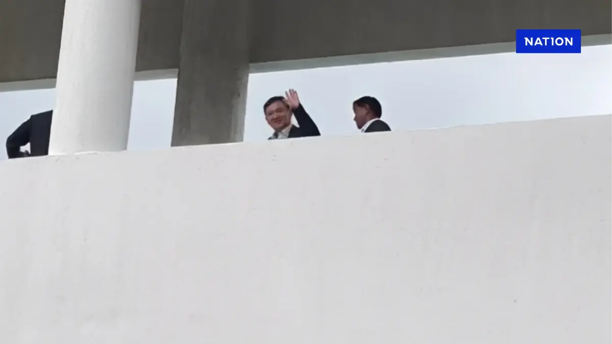 ทักษิณ เข้าพรรคเพื่อไทย ปัดตอบปมคดี 112 - “แพทองธาร” งดประชุมพรรค