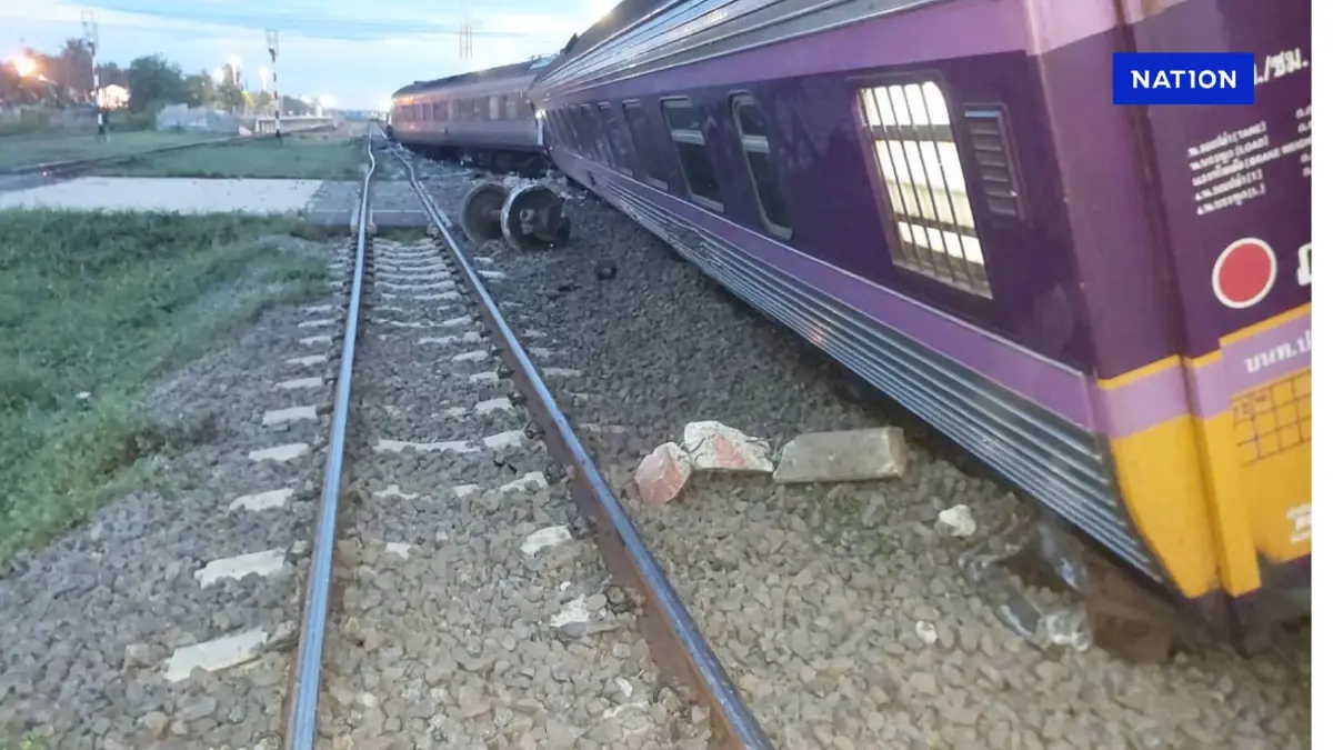 เกิดเหตุรถไฟตกราง ที่จ.ประจวบคีรีขันธ์ เร่งลำเลียงคนเจ็บส่ง รพ.