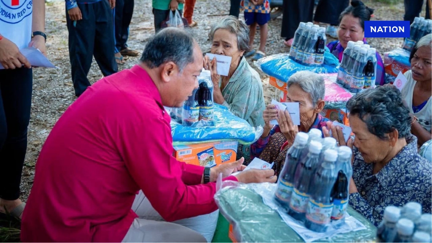 เมีย "ฮุนเซน" ให้ อุม เรียเตรย ตบรางวัลแจกถุงยังชีพชาวบ้านโจกเจย