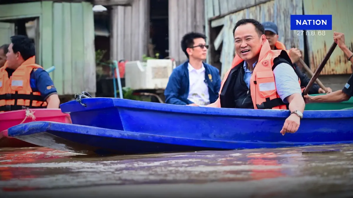 นายกฯ ลุยน้ำท่วมบางบาลเมืองเก่าแจกของช่วยผู้ประสบภัย นายกฯ ลุยน้ำท่วมบางบาลเมืองเก่าแจกของช่วยผู้ประสบภัย