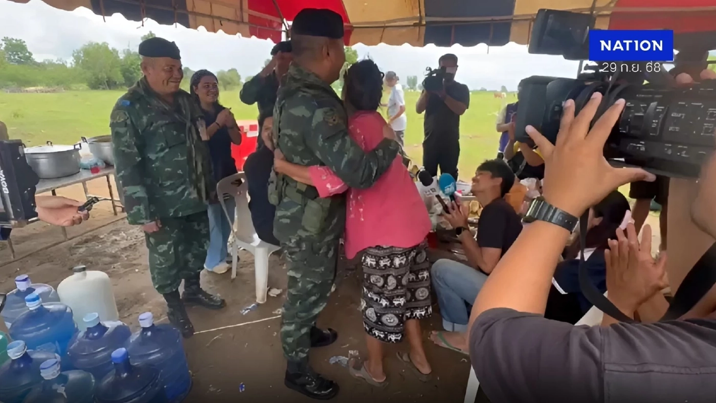 ทหาร-ชาวบ้านหนองหญ้าแก้ว ล้อมวงกินข้าวเคลียร์ใจ ปมปักธงชาติ ทหาร-ชาวบ้านหนองหญ้าแก้ว ล้อมวงกินข้าวเคลียร์ใจ ปมปักธงชาติ