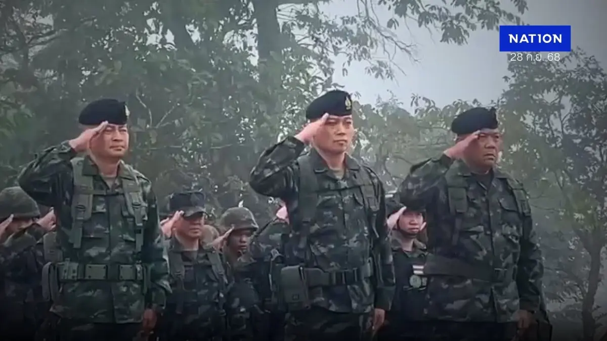 มทภ.2 นำร้องเพลงชาติไทย บนภูมะเขือ ในวันพระราชทานธงชาติไทย(คลิป)