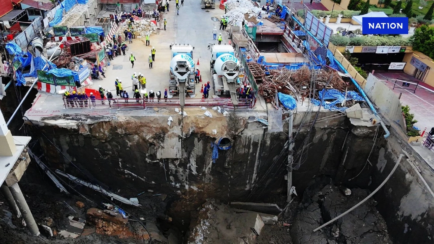 เปิดคลิป! เทปูน 500 คิว ปิดหลุม "ถนนทรุด" แทนใช้กระสอบทรายถม