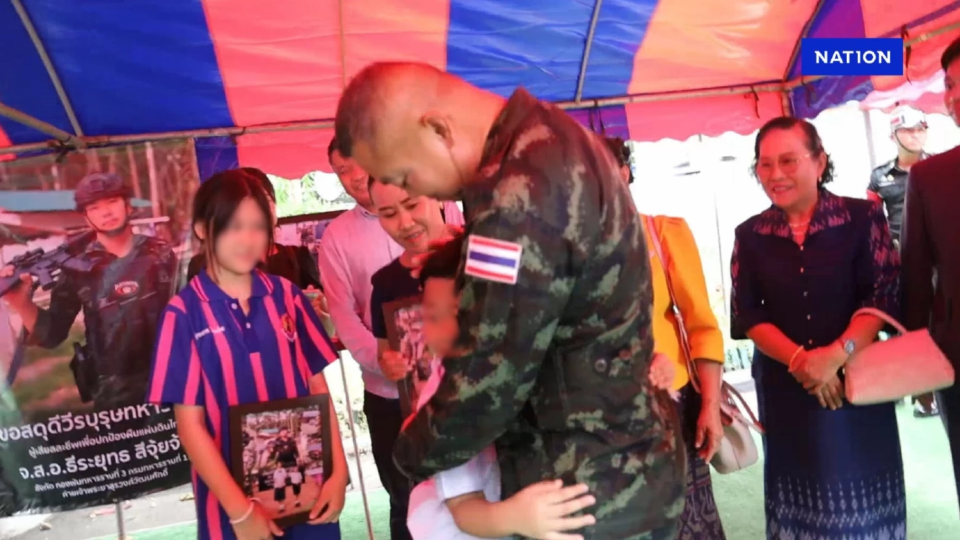 แม่ทัพกุ้งสวมกอดลูุกชายจ่าจุ้ย ให้กำลังใจ ก่อนโชว์ลูกคอมนต์แคน