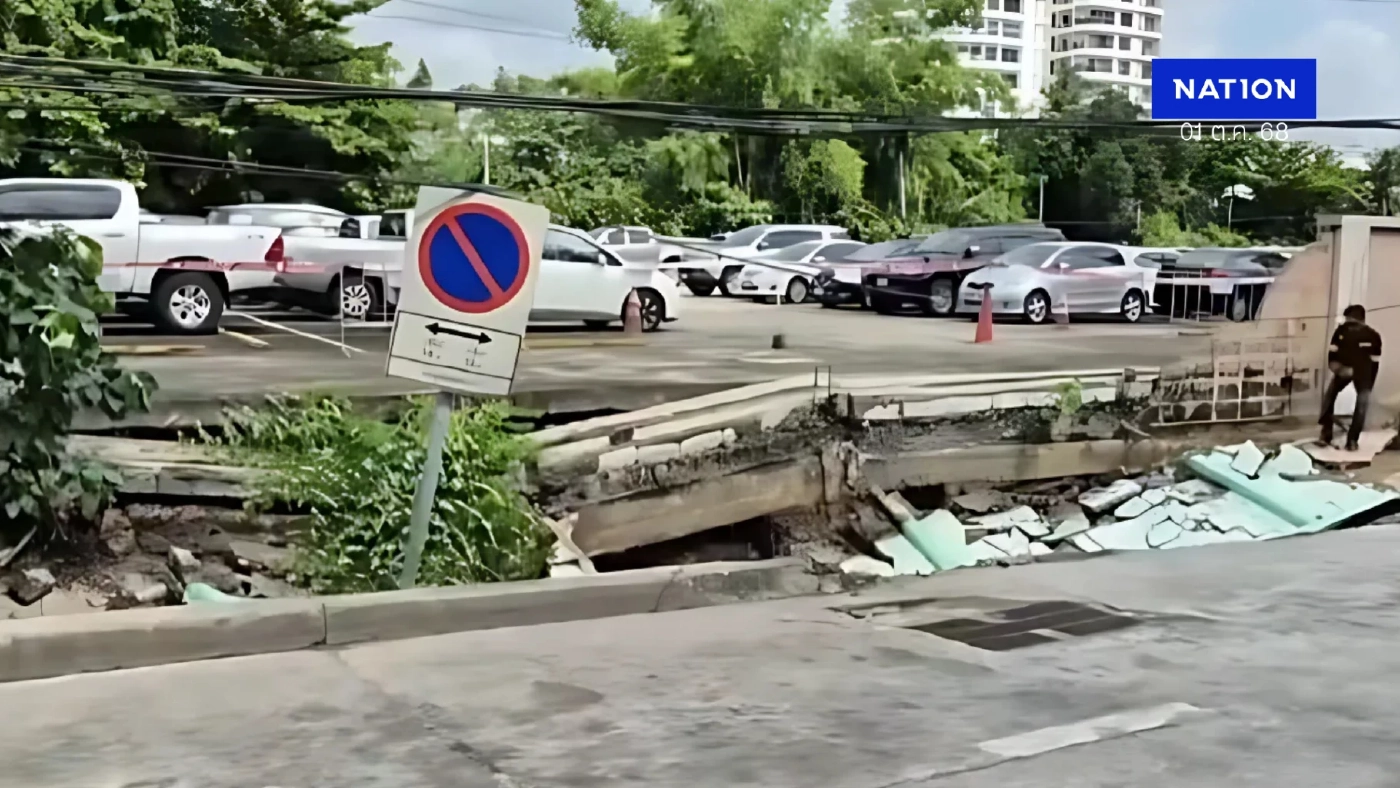 ถนนทรุดอีก! "ถนนตก" ย่านเจริญกรุง ทรุดตัวเป็นหลุมกว้าง