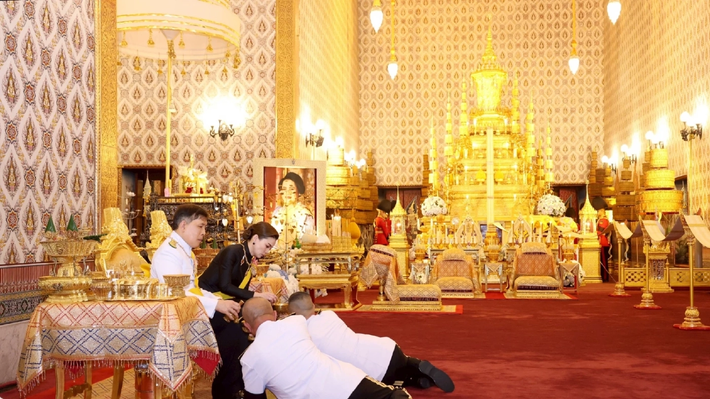 "ในหลวง-ราชินี" ถวายน้ำสรงพระบรมศพ "สมเด็จพระพันปีหลวง"