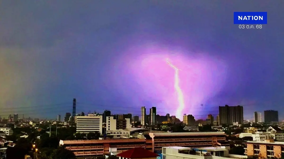 พายุฝนถล่มกรุง ต้นไม้ล้มขวางถนน-บ้านพัง การจราจรเป็นอัมพาตหลายจุด พายุฝนถล่มกรุง ต้นไม้ล้มขวางถนน-บ้านพัง การจราจรเป็นอัมพาตหลายจุด