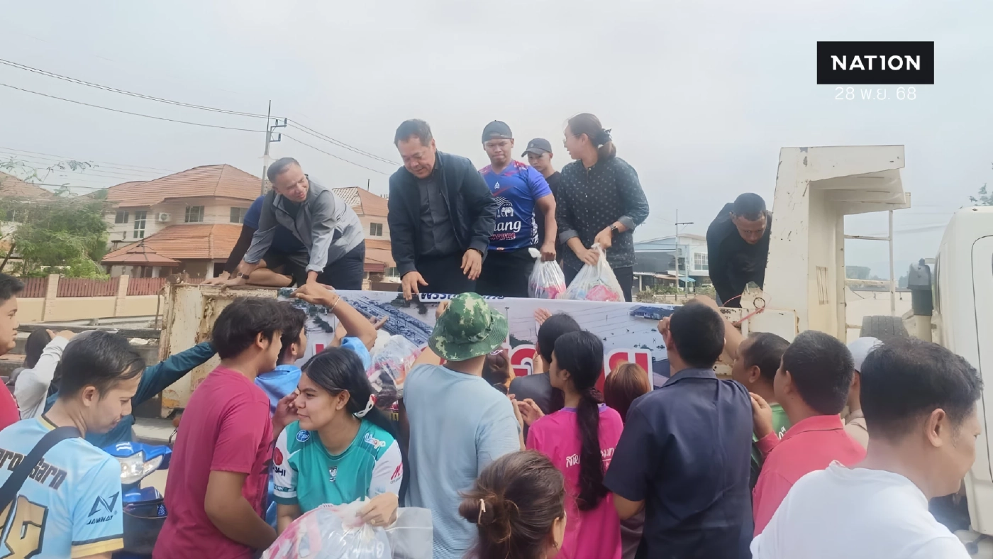“ทวี” ลุยน้ำท่วมหาดใหญ่ มอบชุดละมาด-อาหาร พร้อมจัดส่งรถฟรี ปชช.