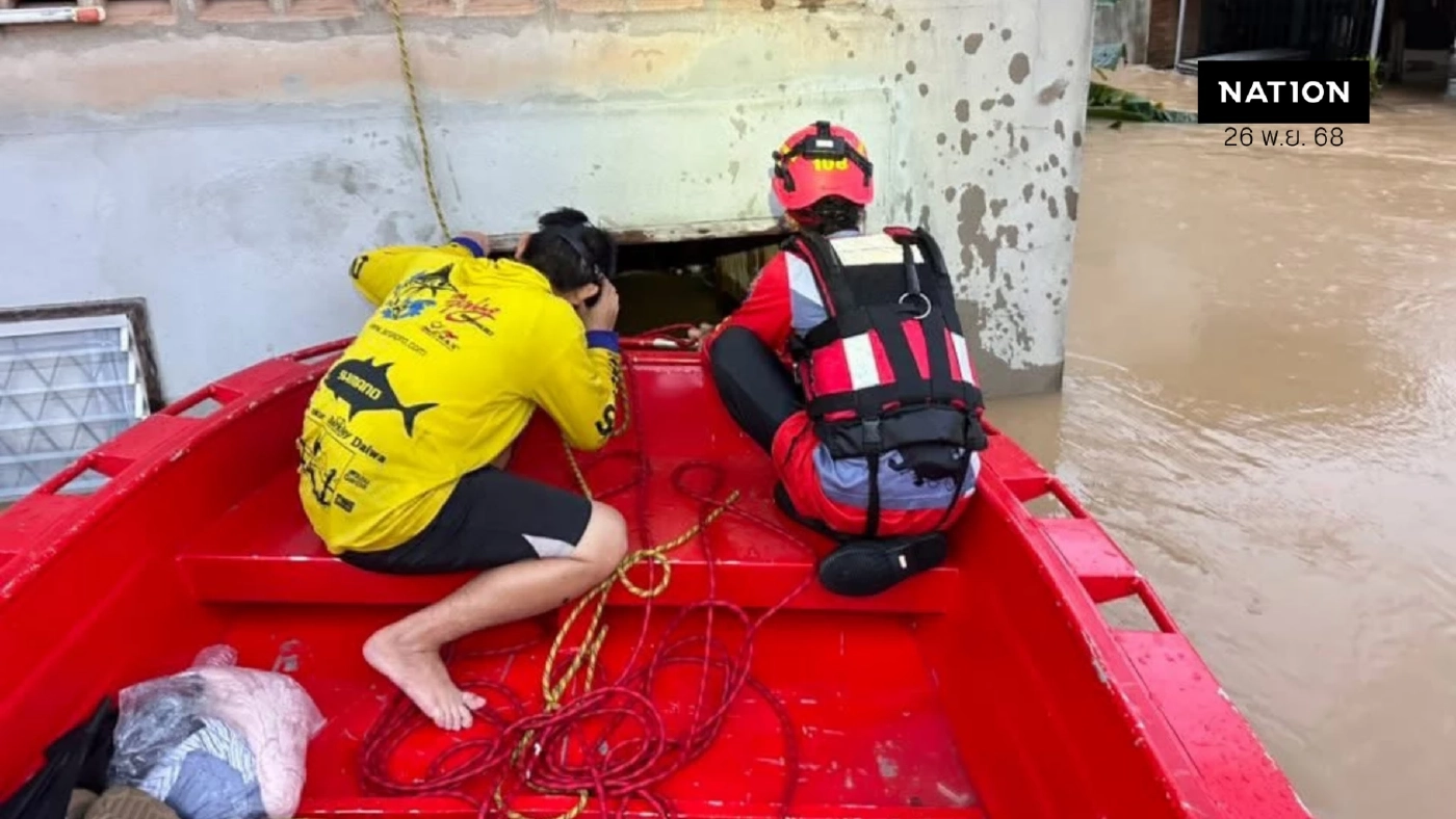 นาทีกู้ภัยช่วย 4 ชีวิตติดบ้านน้ำท่วม "ย่านตาขาว" หญิงใจเด็ดไม่ยอมอพยพ ขออยู่ดูแลสุนัข 36 ตัว