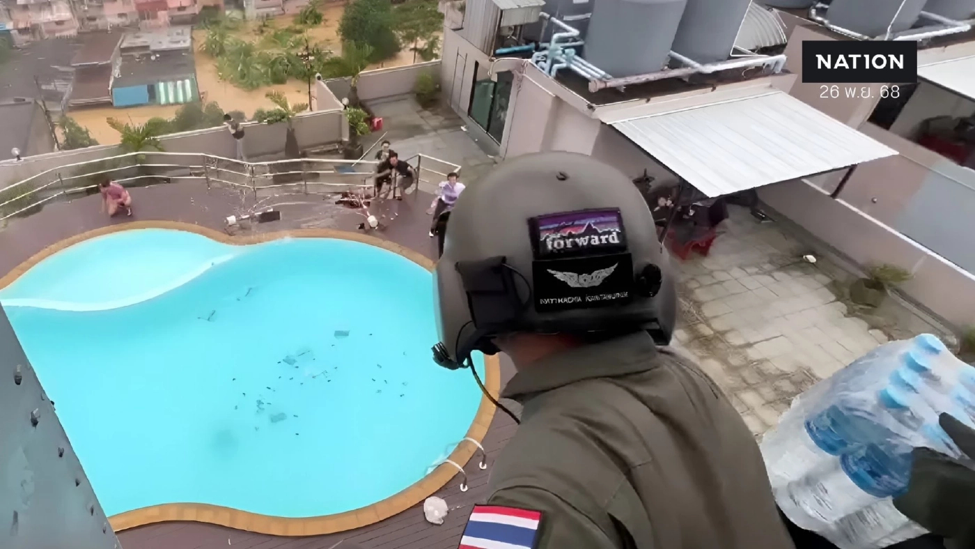 เปิดคลิป! ทุกนาทีมีค่า "ทหารนั่ง ฮ." หย่อน อาหาร-น้ำดื่มช่วย "น้ำท่วมชาวสงขลา"