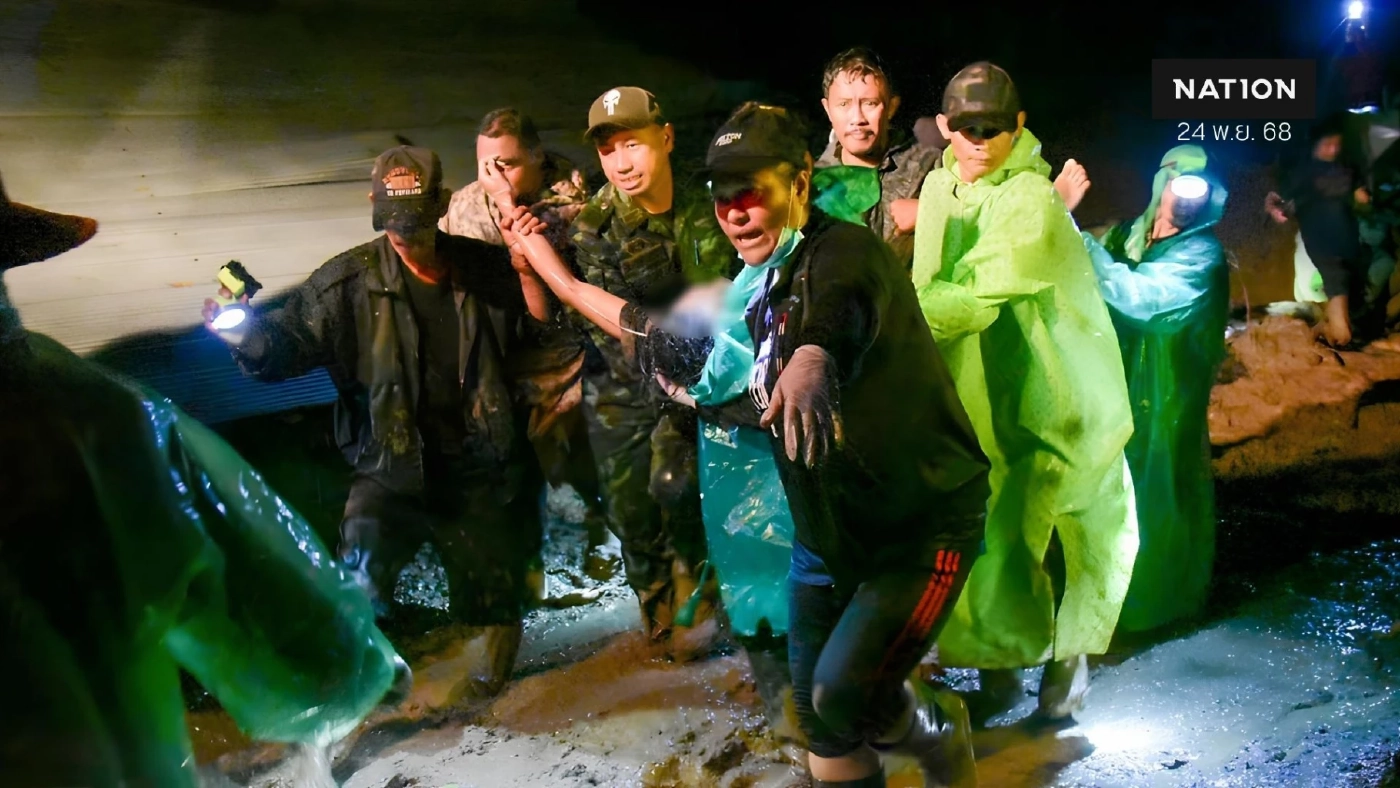 ระทึกกลางดึก! ผู้พัน ร.152 พัน 1 แบกร่างผู้เสียชีวิตฝ่าดินโคลนออกจากบ้านถล่ม ยะลา