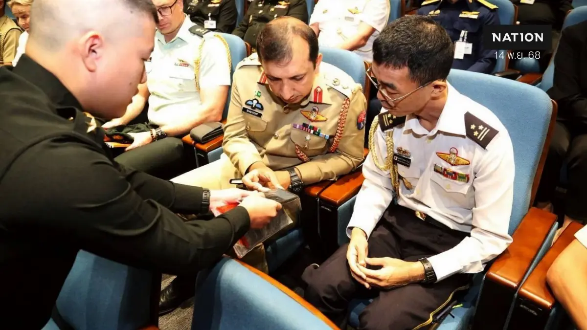 "กองทัพไทย" นำโทรศัพท์มือถือ "ทหารกัมพูชา" ที่ตรวจยึดไว้ มาแสดงให้ "คณะผู้ช่วยทูตทหารต่างประเทศดู"