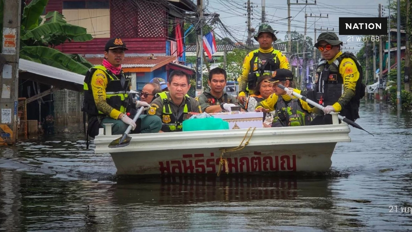"ร่วมกตัญญู" ลุยน้ำท่วม นำร่าง คุณตาวัย 94 ปี ที่เสียชีวิต ออกจากบ้านในอินทร์บุรีไปส่งวัด