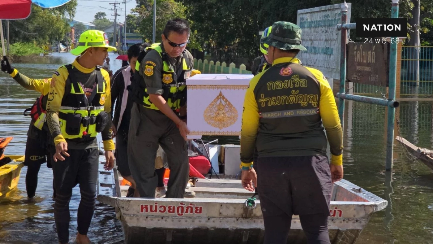 "ร่วมกตัญญู" ฝ่าน้ำท่วมนำร่าง ผู้เสียชีวิต ออกจาก รพ.อินทร์บุรี ไปส่งบำเพ็ญกุศลที่วัด (มีคลิป)