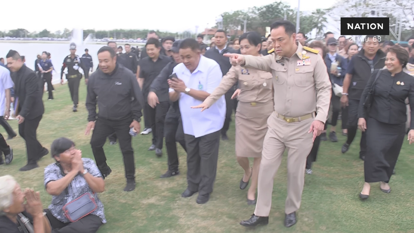 นายกฯ หัวเสียชี้หน้าการ์ด หลังเห็นจะหิ้วยายพ้นทางเดินที่พิจิตร