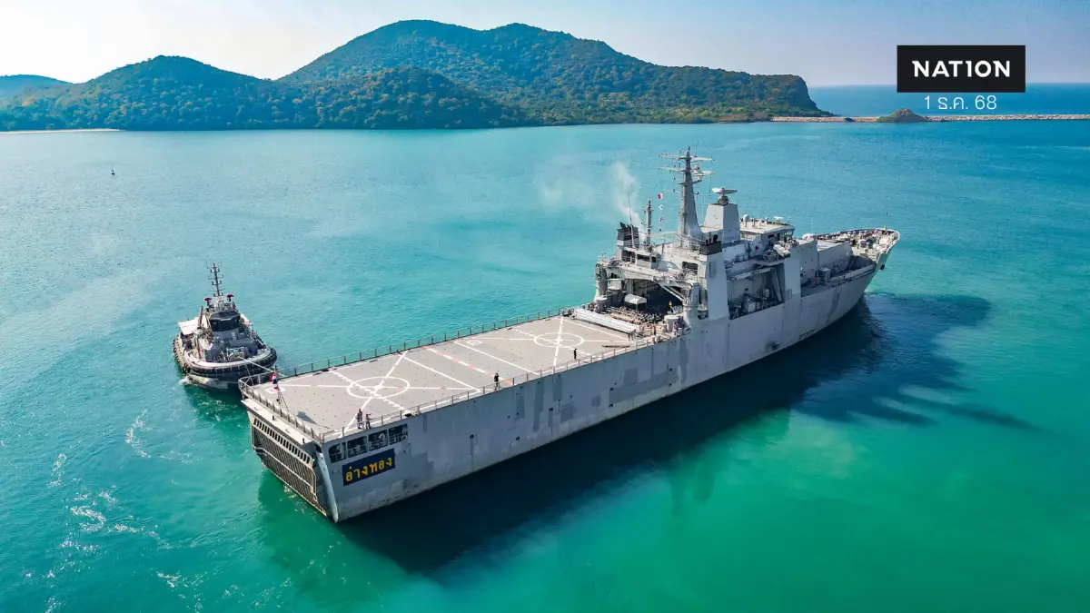 เรือหลวงอ่างทอง เข้าสมทบกับ ร.ล.จักรีนฤเบศร  ช่วยเหลือผู้ประสบภัยน้ำท่วม
