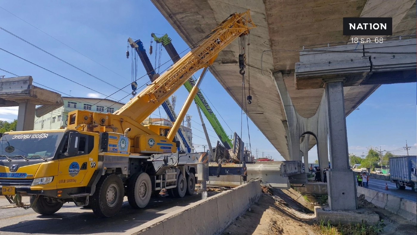 เร่งรื้อถอน - ย้ายคาน "สะพานลอยถล่ม" พร้อมตรวจสอบโครงสร้าง หลังรถบรรทุกชนสะพานจนหล่นทับ