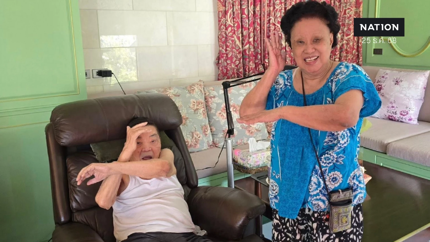 “อนุทิน” โพสต์ภาพ พ่อ-แม่ ทำท่าอุลตร้าแมน หลังชาวเน็ตล้อท่าสโลแกนหาเสียง