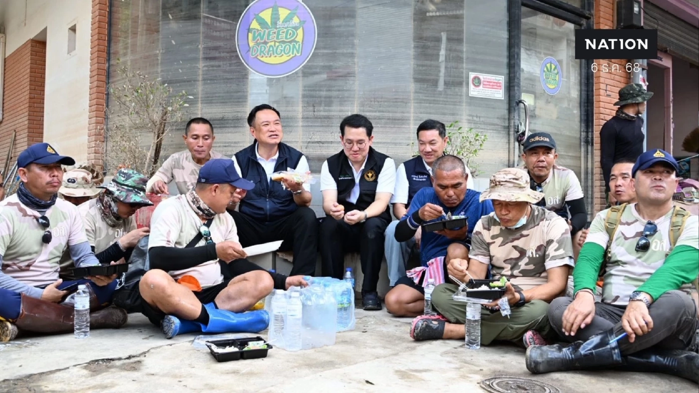 "นายกฯ" ลุยตลาดกิมหยง "นั่งหม่ำข้าวกล่องร่วมกับ อส." เร่งเคลียร์ขยะใน 7 วัน