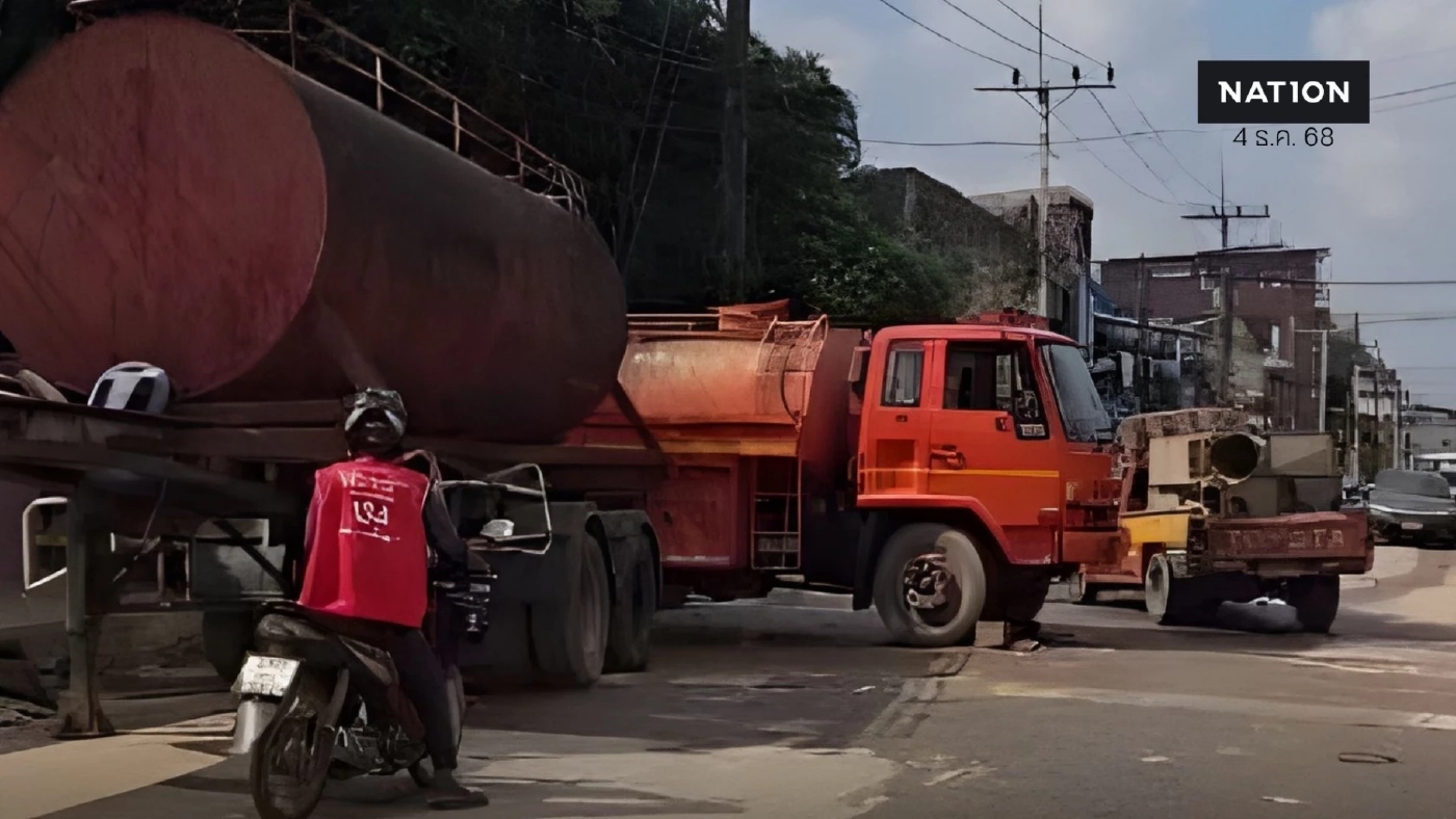 แชร์ว่อน! คลิปรถน้ำล้างบ้านนายกแป้น ขณะบ้านชาวบ้านยังเขรอะ