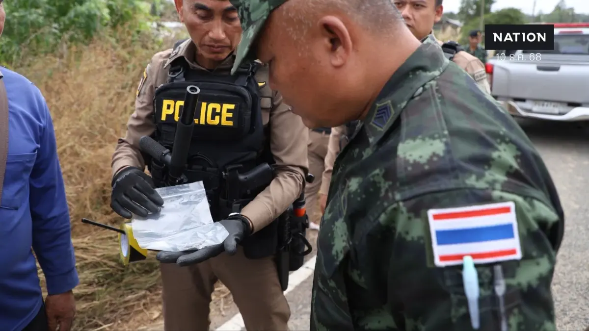 "ทหาร–ตร.พนมดงรัก" ลงพื้นที่ หลังกัมพูชายิงจรวด BM-21 กว่า 50 นัด พบสะเก็ดระเบิดกระจาย "ทหาร–ตร.พนมดงรัก" ลงพื้นที่ หลังกัมพูชายิงจรวด BM-21 กว่า 50 นัด พบสะเก็ดระเบิดกระจาย