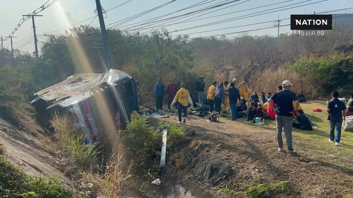 หวิดโศกนาฏกรรม รถบัสรับส่งพนักงานเสียหลักพลิกคว่ำตกข้างทาง