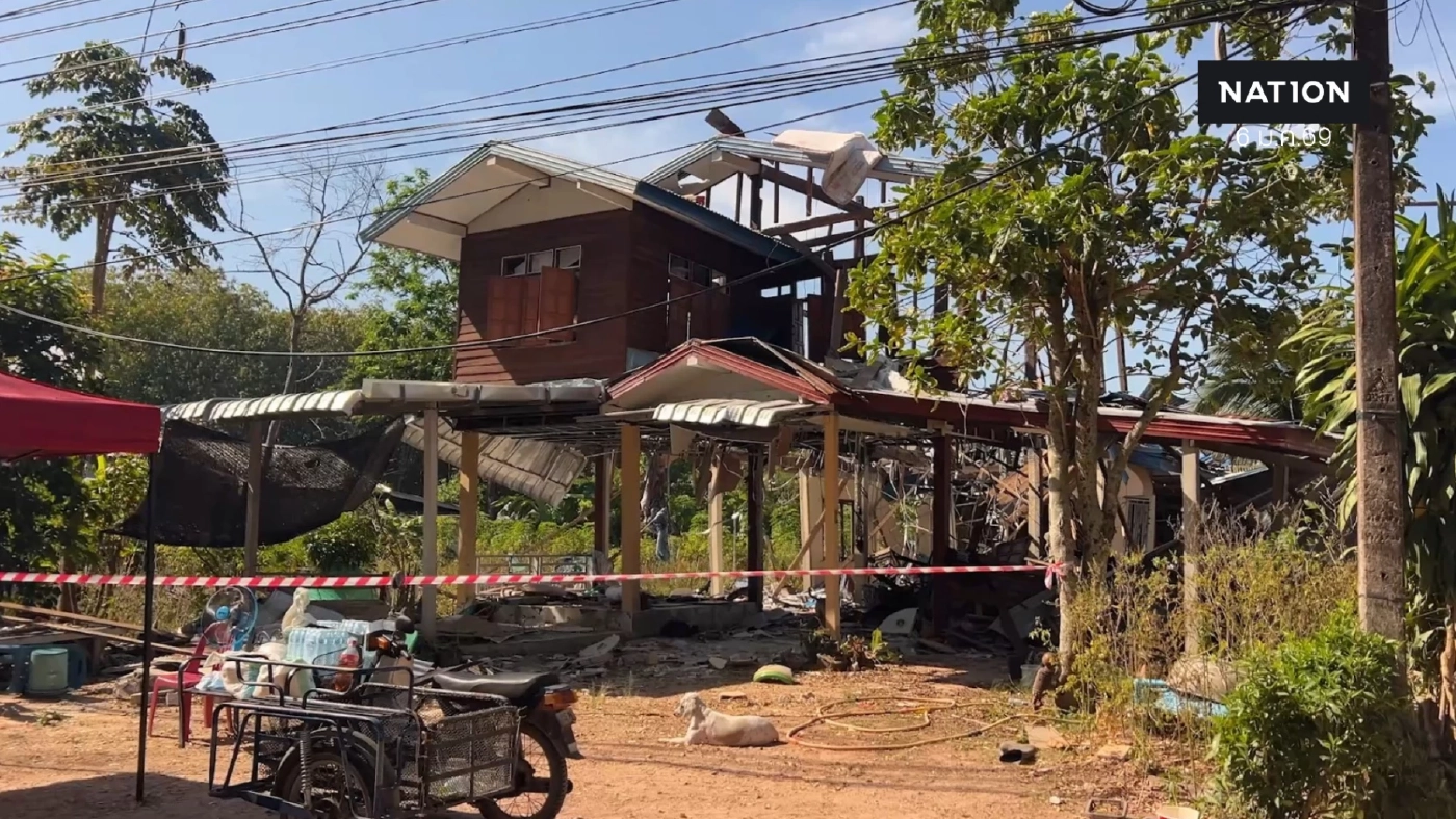 ใจสลาย! ป้าวัย 56 ร้องไห้แทบเป็นลม กลับบ้านหลังหยุดยิง พบ BM-21 ถล่มบ้านพังทั้งหลัง