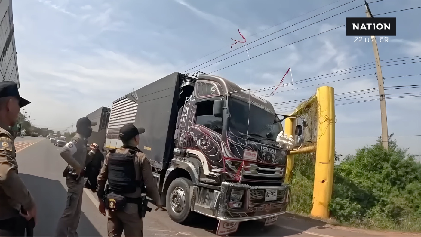 ระทึก! พ่วง 18 ล้อ โชเฟอร์เติมมาเต็มกราฟ สับหลอกซิ่งแหกด่านควันดำ