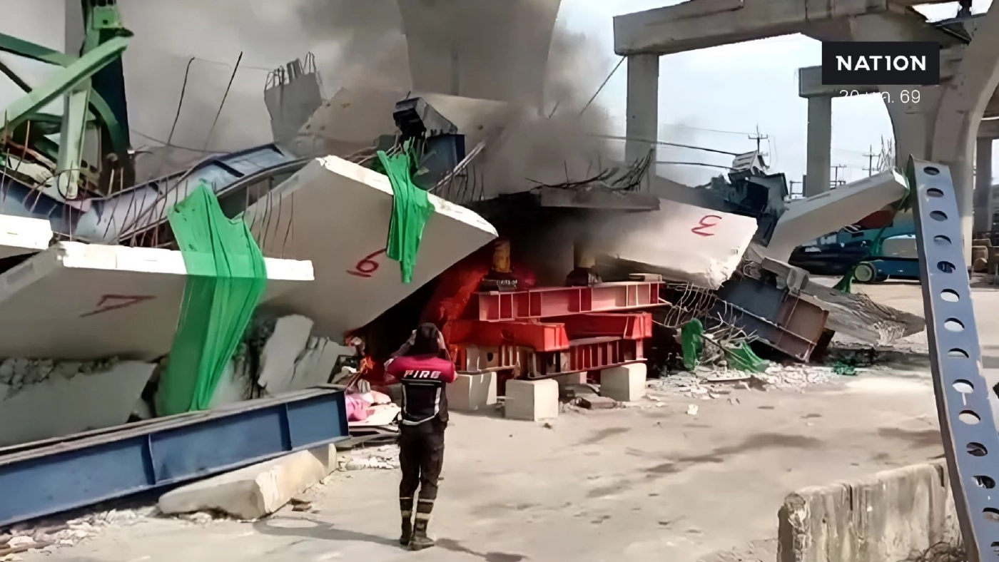 ด่วนเปิดคลิป! ระทึกซ้ำ "พระราม 2" ไฟไหม้ซากรถที่ถูก "เครนถล่ม" เร่งทำการดับ