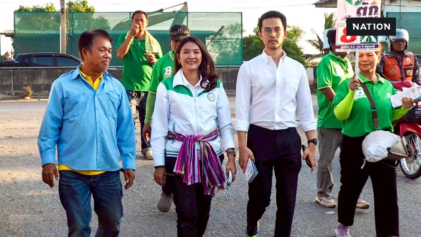 ตั๊ก อัยรินทร์ ควง โย คณากร บุกตลาดปู่โพธิ์ อ้อนขอคะแนนชาวปทุมฯ