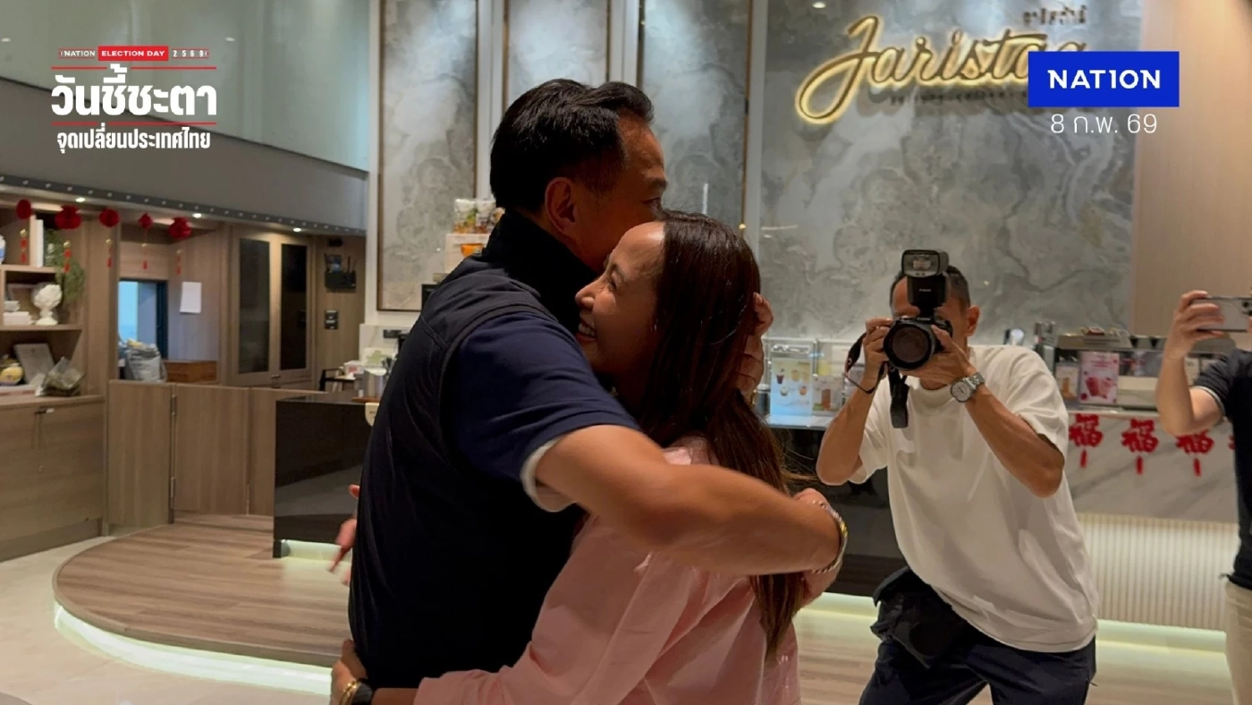 เปิดคลิป! "อนุทิน" โผกอด "ภรรยา" ยกมือไหว้ท่วมหัว ขอบคุณประชาชน ลุ้นคะแนนทะลุ 200 ที่นั่ง จับตาแถลงท่าที
