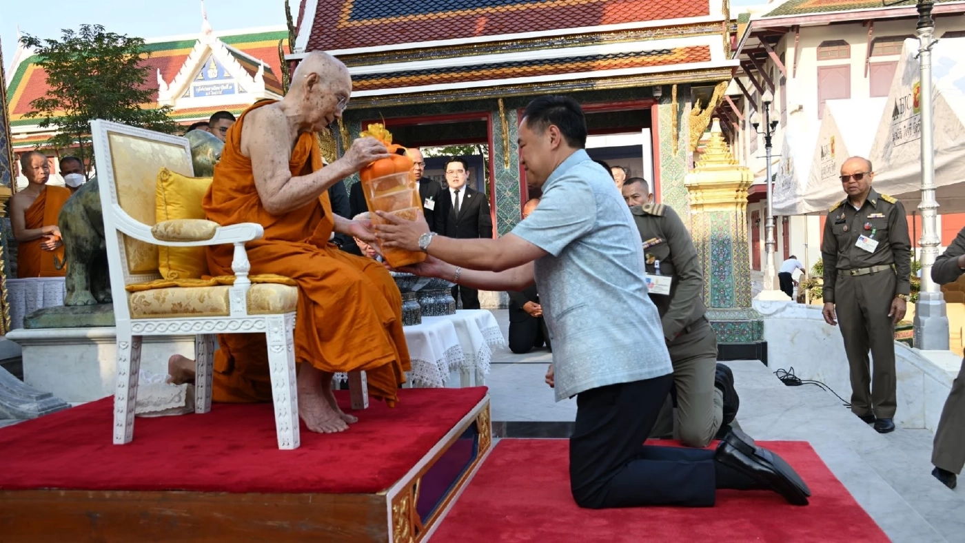 "นายกฯ" เข้าเฝ้า "สมเด็จพระสังฆราช" ขณะชาวบ้านให้ลูกประคำคล้องคอ บอกยังมีเวลาตัดสินใจเลือกใครร่วมรัฐบาล