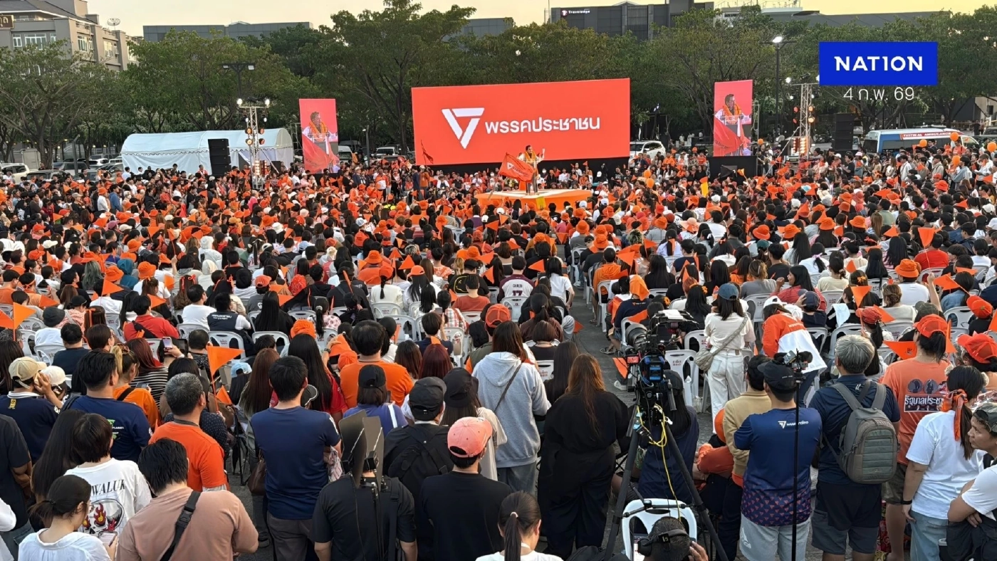 เวทีปราศรัยใหญ่ "พรรคส้ม" คึกคัก แห่รอฟัง "พิธา-แกนนำพรรค"