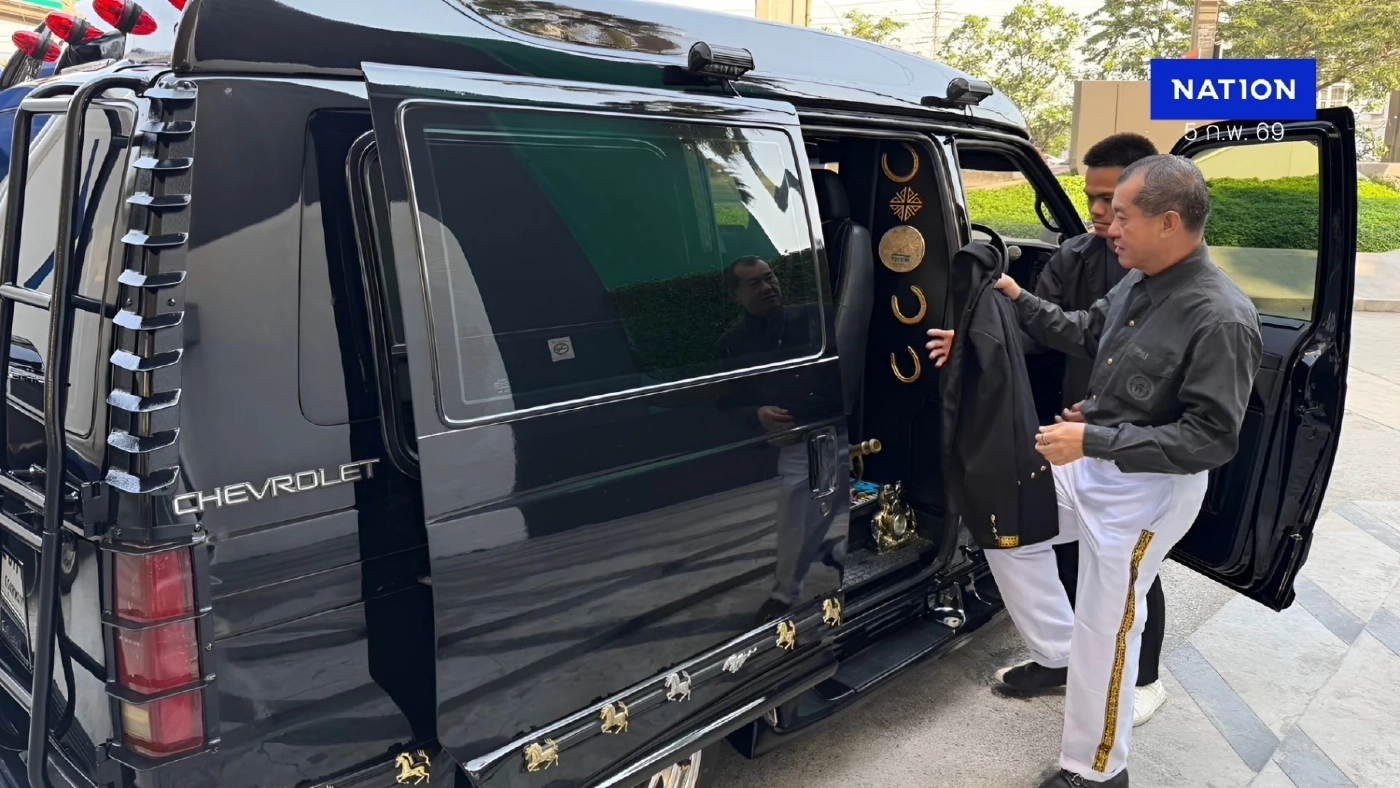 สีสันการเมือง! ยลโฉมรถ "พล.อ.รังษี" มีสัญลักษณ์ "แบทแมน" อยากเป็นยอดมนุษย์ (มีคลิป)